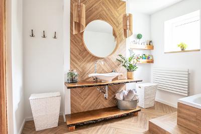 Badezimmer mit Holzelementen